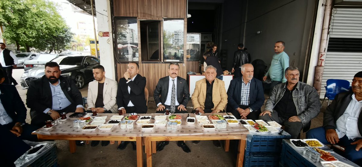 HsnozcoskunMHP's tweet photo. İl yönetim kurulu üyelerimizle birlikte Diyarbakır Gıda, Sebze ve Meyve Hali esnafıyla bir araya gelerek talep ve önerilerini dinledik. 
Esnafımızın sorunlarını yerinde dinlemeye, çözüm önerilerini ilgili mercilere taşımaya ve hemşehrilerimizin yanında olmaya devam edeceğiz.

@MHPDYARBAK7n @dbdevletbahceli @MHP_Bilgi