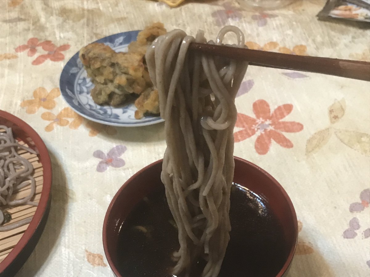 OUT1039253's tweet photo. 今日の晩御飯😋🍴
長岡ラーメンスープは醤油味の中に結構パンチのある生姜の味と風味が後からやって来て美味しかっ��です😋🍴︎
 #夜ご飯  #晩御飯  #うどん  #新潟長岡ラーメンスープ  #舞茸の天麩羅 https://t.co/4okLpOknp7