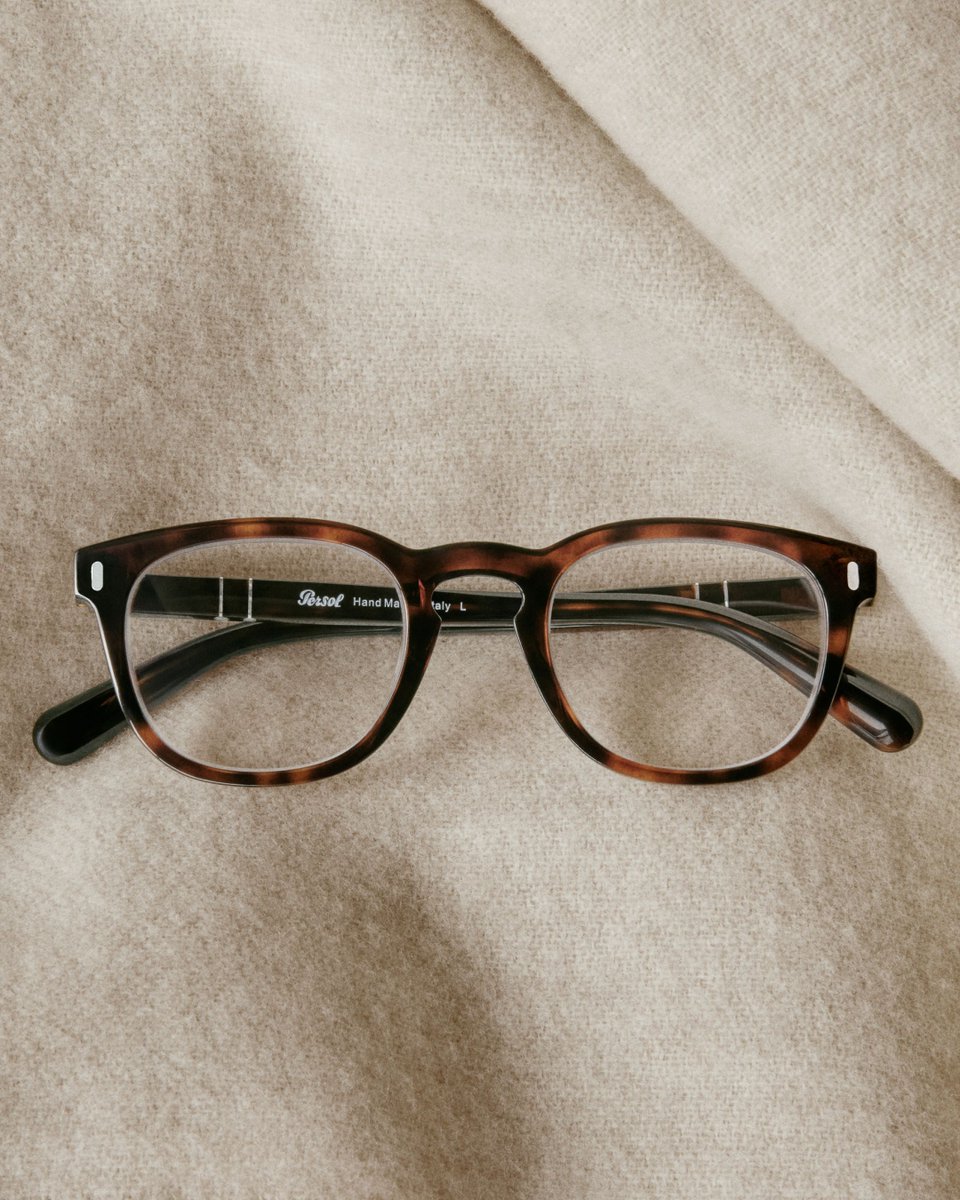 Persol's tweet photo. Enveloped in alpine textures and a quiet mountain atmosphere, the Victor Arrow brings Persol’s iconic design codes into focus. It reflects an understated approach to timeless style.

#PersolIcons

Discover more: https://t.co/ozlER8ZMgg https://t.co/ECZvDotu8C