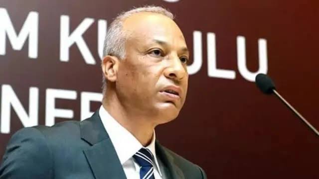 mkkya1903's tweet photo. Türk futbolunda yeni bir sayfa açılacaksa bu sayfa Serdar Tatlı gibi eski defterlerle açılamaz! Beşiktaş taraftarı olarak haykırıyoruz; biz bu adamı bir daha bu görevlerde kesinlikle İSTEMİYORUZ! https://t.co/bASepYeFoR