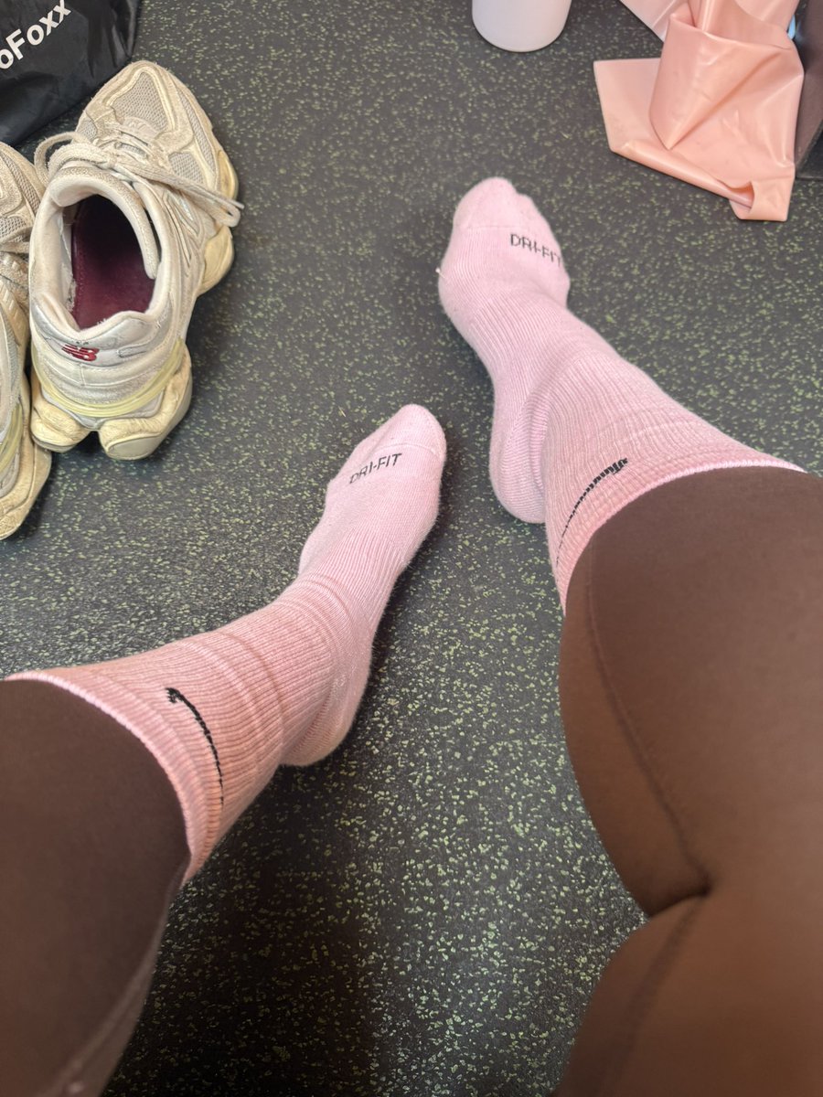 Soph30uk's tweet photo. Cute pink socks in the gym #feetfetısh #feet #worship #goddess #piggy https://t.co/0hK7jw9Qz3