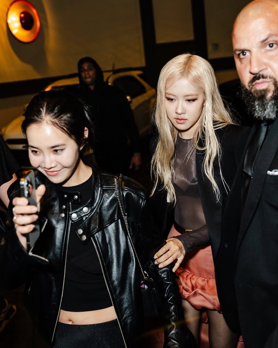 Rosie_record's tweet photo. Damn, he truly doesn’t care about Rosé at all. He just wants to ride on her fame and become a well-known influencer by being close to Rosé; that’s why he sticks to her like a leech.

#ROSÉ @AtlanticRecords @GeeeeRouz @THEBLACKLABEL https://t.co/Rz7vTJ59zL
