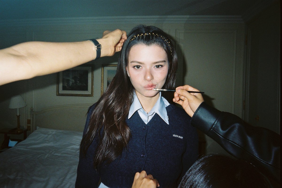 AngelssBecky's tweet photo. Kinda มือใหม่ at this กล้องฟิล์ม stuff📸💌  hehe

#MiuMiuSS27xBecky #MiuMiuSS27
#MiuMiuPFWxBecky
#beckysangels #BeckyArmstrong https://t.co/6oiyMbqTo8