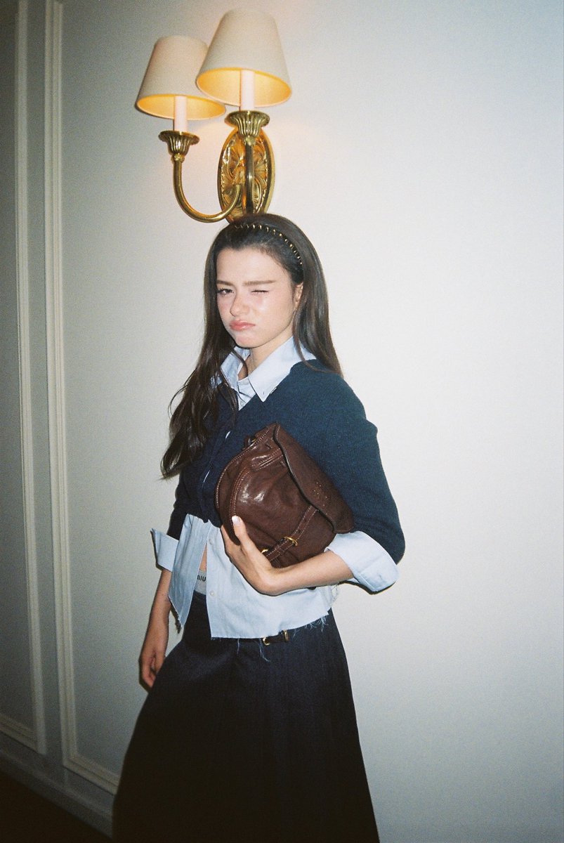 AngelssBecky's tweet photo. Kinda มือใหม่ at this กล้องฟิล์ม stuff📸💌  hehe

#MiuMiuSS27xBecky #MiuMiuSS27
#MiuMiuPFWxBecky
#beckysangels #BeckyArmstrong https://t.co/6oiyMbqTo8