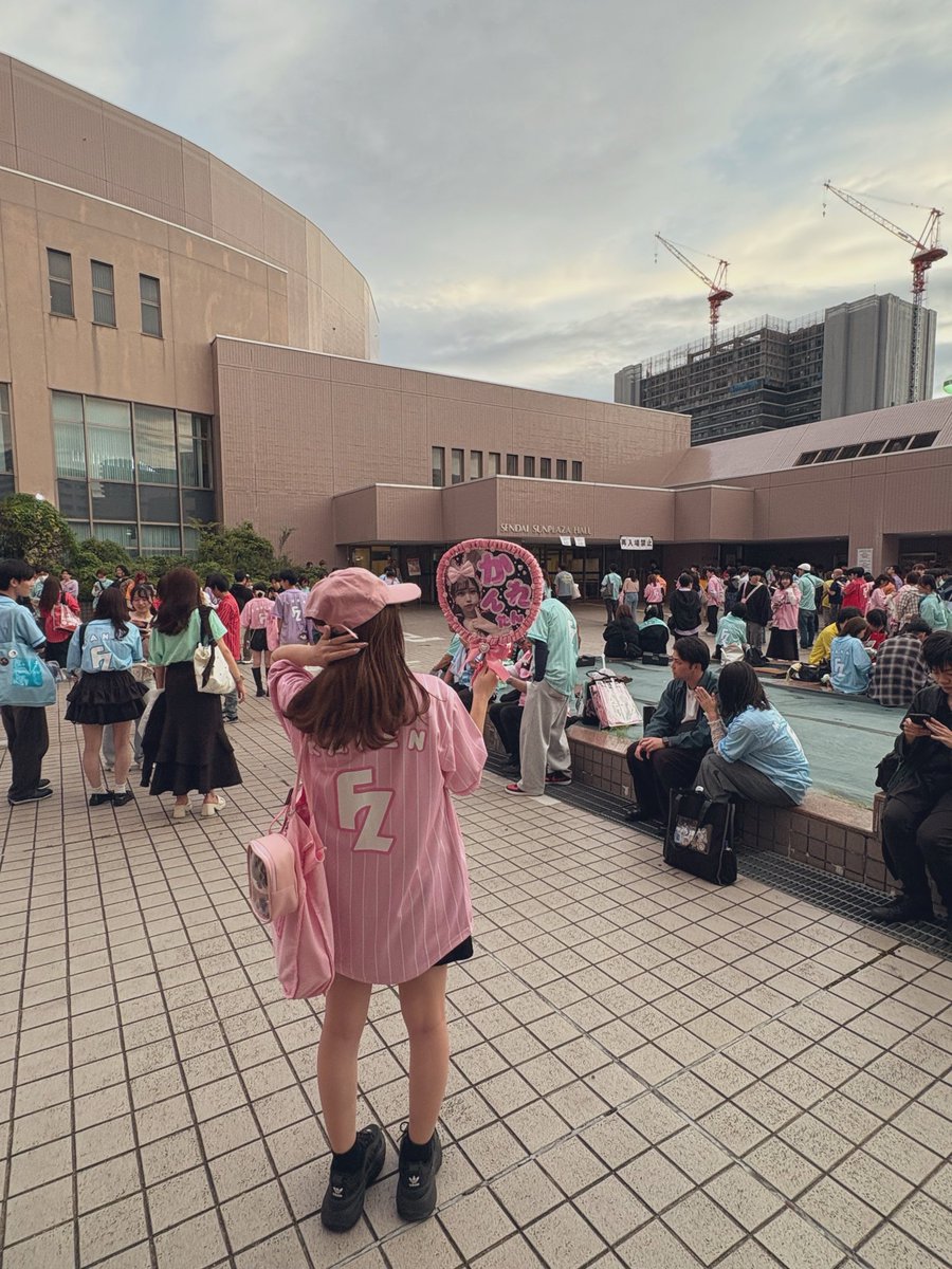 fz_mapikaren's tweet photo. 初めて背伸びせずに近くで見れて
たくさんのかわいいをありがとう🥹🥺😭♡♡

かれんたと目が合った気がする👓💕︎

ロマンチックなメンタルになれたかな？🥹
明日も会いに行くね～⎛˶'ᵕ'˶ ⎞

#松本かれん #FRUITSZIPPER https://t.co/oO35DInjq7