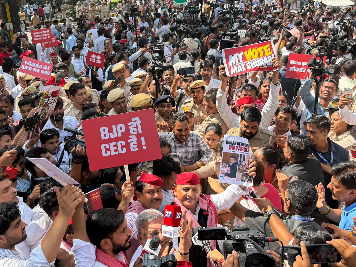 samajwadiparty's tweet photo. समाजवादी पार्टी, उत्तर प्रदेश
19, विक्रमादित्य मार्ग, लखनऊ
    प्रकाशन/प्रसारण हेतु-    दिनांकः 06.10.2026  
    समाजवादी पार्टी के राष्ट्रीय अध्यक्ष एवं पूर्व मुख्यमंत्री श्री अखिलेश यादव के निर्देश पर समाजवादी पार्टी के प्रदेश अध्यक्ष श्री श्याम लाल पाल ने मुख्य निर्वाचन अधिकारी उ0प्र0 लखनऊ को ज्ञापन देकर मांग की है कि भारत निर्वाचन आयोग द्वारा राजनैतिक दलों की तत्काल बैठक बुलाकर मतदाता सूची के विशेष अभियान के सम्बन्ध में चर्चा करे और अभियान के निर्देशों को राजनैतिक दलों के साथ साझा करें तथा जनपद स्तर पर भी राजनैतिक दलों के प्रतिनिधियों के साथ बैठक कर के निर्देशों की जानकारी दे व प्रदेश में 11 विधान परिषद सीटों के चुनाव में 23 अक्टूबर 2026 को मतदान के दिन सार्वजनिक/स्थानीय अवकाश घोषित किया जाये तथा बरेली-मुरादाबाद खण्ड निर्वाचन क्षेत्र में किसी पात्र मतदाता का नाम नहीं हटाया जाये।                                    
    ज्ञापन में माँग की गई है कि भा0ज0पा0 सरकार के दबाव में भारत निर्वाचन आयोग द्वारा प्रदेश में मतदाता सूची का विशेष अभियान 05 अक्टूबर 2026 से एक माह के लिए शुरू किया गया है।
    प्रदेश के मुख्यमंत्री व भा0ज0पा0 के प्रदेश अध्यक्ष ने अपनी पार्टी के कार्यकर्ताओं से प्रत्येक बूथ पर कम से कम 200 मतदाता बनाने के लिए कहा था, लेकिन कार्यकर्ताओं ने कोई काम नहीं किया।
    भारत निर्वाचन आयोग ने भा0ज0पा0 को लाभ पहुँचाने की नियत से प्रत्येक बी0एल0ओ0 को कम से कम 20 से 25 मतदाता बनाने का लक्ष्य दिया है, यानी प्रदेश में 50 लाख वोट बढ़ाने का लक्ष्य रखा गया है।
    एसआईआर 27 अक्टूबर 2025 को घोषित हुआ था। और 04 नवम्बर 2025 से 166 दिन 1 लाख 62 हजार 486 बूथों पर बी0एल0ओ0 ने घर-घर जाकर मतदाताओं से गणना प्रपत्र भरवाया और 06 जनवरी 2026 को ड्राफ्ट मतदाता सूची तथा 10 अप्रैल 2026 को मतदाता सूची का अंन्तिम प्रकाशन हुआ।
    विधान समान्य निर्वाचन 2027 में 100 दिन से भी कम समय बचा है। एक माह विशेष अभियान के बाद, एक माह मतदाता सूची का वार्षिक विशेष संक्षिप्त पुनरीक्षण होना बाकी है।
    विशेष अभियान शुरू करने से पहले राजनैतिक दलों के साथ चर्चा नहीं की गई और विशेष अभियान के निर्देशों को राजनैतिक दलों के साथ साझा भी नहीं किया गया। भारत निर्वाचन आयोग एक तरफा निर्णय लेकर मनमानी कर रहा है। प्रदेश में स्नातक और शिक्षक निर्वाचन क्षेत्रो में विधान परिषद में 11 सीटों के लिए चुनाव चल रहा है। मतदान 23 अक्टूबर 2026 को होगा।
    उक्त चुनाव में सम्बन्धित मतदाताओं को अपने मताधिकार का प्रयोग करने के लिए मतदान केन्द्र पर उपस्थित होना आवश्यक है।
    मतदान हेतु सम्बन्धित क्षेत्र में सार्वजनिक/स्थानीय अवकाश घोषित किया जाए जिससे कि सभी पात्र मतदाता बिना किसी असुविधा के अपने मताधिकार का प्रयोग कर सके।
    बरेली-मुरादाबाद खण्ड शिक्षक निर्वाचन क्षेत्र में किसी भी पात्र मतदाता का नाम सूची से न हटाया जाये। यदि किसी नाम को अपात्र माँग कर हटाया जाता है तो सम्बन्धित अधिकारी कर्मचारी व शिक्षक का नाम तथा अपात्रता का स्पष्ट कारण अभिलेख में दर्ज किया जाये और सार्वजनिक किया जाये।
    मुख्य निर्वाचन अधिकारी उ0प्र0 लखनऊ को प्रतिनिधिमण्डल के सर्वश्री के.के. श्रीवास्तव, डॉ. हरिश्चन्द्र सिंह यादव और राधेश्याम सिंह ने यह ज्ञापन सौपते हुए त्वरित कार्रवाई की मांग की है।
            (राजेन्द्र चौधरी)
             मुख्य प्रवक्ता