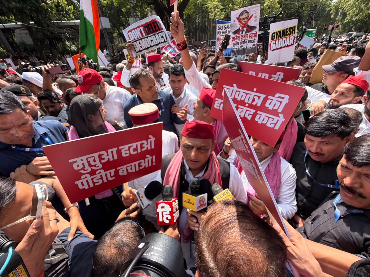 samajwadiparty's tweet photo. समाजवादी पार्टी, उत्तर प्रदेश
19, विक्रमादित्य मार्ग, लखनऊ
    प्रकाशन/प्रसारण हेतु-    दिनांकः 06.10.2026  
    समाजवादी पार्टी के राष्ट्रीय अध्यक्ष एवं पूर्व मुख्यमंत्री श्री अखिलेश यादव के निर्देश पर समाजवादी पार्टी के प्रदेश अध्यक्ष श्री श्याम लाल पाल ने मुख्य निर्वाचन अधिकारी उ0प्र0 लखनऊ को ज्ञापन देकर मांग की है कि भारत निर्वाचन आयोग द्वारा राजनैतिक दलों की तत्काल बैठक बुलाकर मतदाता सूची के विशेष अभियान के सम्बन्ध में चर्चा करे और अभियान के निर्देशों को राजनैतिक दलों के साथ साझा करें तथा जनपद स्तर पर भी राजनैतिक दलों के प्रतिनिधियों के साथ बैठक कर के निर्देशों की जानकारी दे व प्रदेश में 11 विधान परिषद सीटों के चुनाव में 23 अक्टूबर 2026 को मतदान के दिन सार्वजनिक/स्थानीय अवकाश घोषित किया जाये तथा बरेली-मुरादाबाद खण्ड निर्वाचन क्षेत्र में किसी पात्र मतदाता का नाम नहीं हटाया जाये।                                    
    ज्ञापन में माँग की गई है कि भा0ज0पा0 सरकार के दबाव में भारत निर्वाचन आयोग द्वारा प्रदेश में मतदाता सूची का विशेष अभियान 05 अक्टूबर 2026 से एक माह के लिए शुरू किया गया है।
    प्रदेश के मुख्यमंत्री व भा0ज0पा0 के प्रदेश अध्यक्ष ने अपनी पार्टी के कार्यकर्ताओं से प्रत्येक बूथ पर कम से कम 200 मतदाता बनाने के लिए कहा था, लेकिन कार्यकर्ताओं ने कोई काम नहीं किया।
    भारत निर्वाचन आयोग ने भा0ज0पा0 को लाभ पहुँचाने की नियत से प्रत्येक बी0एल0ओ0 को कम से कम 20 से 25 मतदाता बनाने का लक्ष्य दिया है, यानी प्रदेश में 50 लाख वोट बढ़ाने का लक्ष्य रखा गया है।
    एसआईआर 27 अक्टूबर 2025 को घोषित हुआ था। और 04 नवम्बर 2025 से 166 दिन 1 लाख 62 हजार 486 बूथों पर बी0एल0ओ0 ने घर-घर जाकर मतदाताओं से गणना प्रपत्र भरवाया और 06 जनवरी 2026 को ड्राफ्ट मतदाता सूची तथा 10 अप्रैल 2026 को मतदाता सूची का अंन्तिम प्रकाशन हुआ।
    विधान समान्य निर्वाचन 2027 में 100 दिन से भी कम समय बचा है। एक माह विशेष अभियान के बाद, एक माह मतदाता सूची का वार्षिक विशेष संक्षिप्त पुनरीक्षण होना बाकी है।
    विशेष अभियान शुरू करने से पहले राजनैतिक दलों के साथ चर्चा नहीं की गई और विशेष अभियान के निर्देशों को राजनैतिक दलों के साथ साझा भी नहीं किया गया। भारत निर्वाचन आयोग एक तरफा निर्णय लेकर मनमानी कर रहा है। प्रदेश में स्नातक और शिक्षक निर्वाचन क्षेत्रो में विधान परिषद में 11 सीटों के लिए चुनाव चल रहा है। मतदान 23 अक्टूबर 2026 को होगा।
    उक्त चुनाव में सम्बन्धित मतदाताओं को अपने मताधिकार का प्रयोग करने के लिए मतदान केन्द्र पर उपस्थित होना आवश्यक है।
    मतदान हेतु सम्बन्धित क्षेत्र में सार्वजनिक/स्थानीय अवकाश घोषित किया जाए जिससे कि सभी पात्र मतदाता बिना किसी असुविधा के अपने मताधिकार का प्रयोग कर सके।
    बरेली-मुरादाबाद खण्ड शिक्षक निर्वाचन क्षेत्र में किसी भी पात्र मतदाता का नाम सूची से न हटाया जाये। यदि किसी नाम को अपात्र माँग कर हटाया जाता है तो सम्बन्धित अधिकारी कर्मचारी व शिक्षक का नाम तथा अपात्रता का स्पष्ट कारण अभिलेख में दर्ज किया जाये और सार्वजनिक किया जाये।
    मुख्य निर्वाचन अधिकारी उ0प्र0 लखनऊ को प्रतिनिधिमण्डल के सर्वश्री के.के. श्रीवास्तव, डॉ. हरिश्चन्द्र सिंह यादव और राधेश्याम सिंह ने यह ज्ञापन सौपते हुए त्वरित कार्रवाई की मांग की है।
            (राजेन्द्र चौधरी)
             मुख्य प्रवक्ता