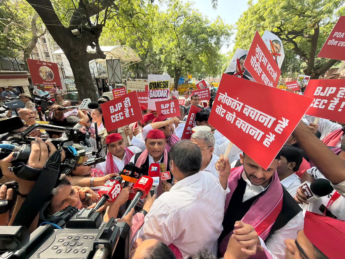 samajwadiparty's tweet photo. समाजवादी पार्टी, उत्तर प्रदेश
19, विक्रमादित्य मार्ग, लखनऊ
    प्रकाशन/प्रसारण हेतु-    दिनांकः 06.10.2026  
    समाजवादी पार्टी के राष्ट्रीय अध्यक्ष एवं पूर्व मुख्यमंत्री श्री अखिलेश यादव के निर्देश पर समाजवादी पार्टी के प्रदेश अध्यक्ष श्री श्याम लाल पाल ने मुख्य निर्वाचन अधिकारी उ0प्र0 लखनऊ को ज्ञापन देकर मांग की है कि भारत निर्वाचन आयोग द्वारा राजनैतिक दलों की तत्काल बैठक बुलाकर मतदाता सूची के विशेष अभियान के सम्बन्ध में चर्चा करे और अभियान के निर्देशों को राजनैतिक दलों के साथ साझा करें तथा जनपद स्तर पर भी राजनैतिक दलों के प्रतिनिधियों के साथ बैठक कर के निर्देशों की जानकारी दे व प्रदेश में 11 विधान परिषद सीटों के चुनाव में 23 अक्टूबर 2026 को मतदान के दिन सार्वजनिक/स्थानीय अवकाश घोषित किया जाये तथा बरेली-मुरादाबाद खण्ड निर्वाचन क्षेत्र में किसी पात्र मतदाता का नाम नहीं हटाया जाये।                                    
    ज्ञापन में माँग की गई है कि भा0ज0पा0 सरकार के दबाव में भारत निर्वाचन आयोग द्वारा प्रदेश में मतदाता सूची का विशेष अभियान 05 अक्टूबर 2026 से एक माह के लिए शुरू किया गया है।
    प्रदेश के मुख्यमंत्री व भा0ज0पा0 के प्रदेश अध्यक्ष ने अपनी पार्टी के कार्यकर्ताओं से प्रत्येक बूथ पर कम से कम 200 मतदाता बनाने के लिए कहा था, लेकिन कार्यकर्ताओं ने कोई काम नहीं किया।
    भारत निर्वाचन आयोग ने भा0ज0पा0 को लाभ पहुँचाने की नियत से प्रत्येक बी0एल0ओ0 को कम से कम 20 से 25 मतदाता बनाने का लक्ष्य दिया है, यानी प्रदेश में 50 लाख वोट बढ़ाने का लक्ष्य रखा गया है।
    एसआईआर 27 अक्टूबर 2025 को घोषित हुआ था। और 04 नवम्बर 2025 से 166 दिन 1 लाख 62 हजार 486 बूथों पर बी0एल0ओ0 ने घर-घर जाकर मतदाताओं से गणना प्रपत्र भरवाया और 06 जनवरी 2026 को ड्राफ्ट मतदाता सूची तथा 10 अप्रैल 2026 को मतदाता सूची का अंन्तिम प्रकाशन हुआ।
    विधान समान्य निर्वाचन 2027 में 100 दिन से भी कम समय बचा है। एक माह विशेष अभियान के बाद, एक माह मतदाता सूची का वार्षिक विशेष संक्षिप्त पुनरीक्षण होना बाकी है।
    विशेष अभियान शुरू करने से पहले राजनैतिक दलों के साथ चर्चा नहीं की गई और विशेष अभियान के निर्देशों को राजनैतिक दलों के साथ साझा भी नहीं किया गया। भारत निर्वाचन आयोग एक तरफा निर्णय लेकर मनमानी कर रहा है। प्रदेश में स्नातक और शिक्षक निर्वाचन क्षेत्रो में विधान परिषद में 11 सीटों के लिए चुनाव चल रहा है। मतदान 23 अक्टूबर 2026 को होगा।
    उक्त चुनाव में सम्बन्धित मतदाताओं को अपने मताधिकार का प्रयोग करने के लिए मतदान केन्द्र पर उपस्थित होना आवश्यक है।
    मतदान हेतु सम्बन्धित क्षेत्र में सार्वजनिक/स्थानीय अवकाश घोषित किया जाए जिससे कि सभी पात्र मतदाता बिना किसी असुविधा के अपने मताधिकार का प्रयोग कर सके।
    बरेली-मुरादाबाद खण्ड शिक्षक निर्वाचन क्षेत्र में किसी भी पात्र मतदाता का नाम सूची से न हटाया जाये। यदि किसी नाम को अपात्र माँग कर हटाया जाता है तो सम्बन्धित अधिकारी कर्मचारी व शिक्षक का नाम तथा अपात्रता का स्पष्ट कारण अभिलेख में दर्ज किया जाये और सार्वजनिक किया जाये।
    मुख्य निर्वाचन अधिकारी उ0प्र0 लखनऊ को प्रतिनिधिमण्डल के सर्वश्री के.के. श्रीवास्तव, डॉ. हरिश्चन्द्र सिंह यादव और राधेश्याम सिंह ने यह ज्ञापन सौपते हुए त्वरित कार्रवाई की मांग की है।
            (राजेन्द्र चौधरी)
             मुख्य प्रवक्ता