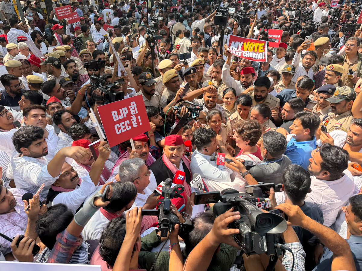 samajwadiparty's tweet photo. समाजवादी पार्टी, उत्तर प्रदेश
19, विक्रमादित्य मार्ग, लखनऊ
    प्रकाशन/प्रसारण हेतु-    दिनांकः 06.10.2026  
    समाजवादी पार्टी के राष्ट्रीय अध्यक्ष एवं पूर्व मुख्यमंत्री श्री अखिलेश यादव के निर्देश पर समाजवादी पार्टी के प्रदेश अध्यक्ष श्री श्याम लाल पाल ने मुख्य निर्वाचन अधिकारी उ0प्र0 लखनऊ को ज्ञापन देकर मांग की है कि भारत निर्वाचन आयोग द्वारा राजनैतिक दलों की तत्काल बैठक बुलाकर मतदाता सूची के विशेष अभियान के सम्बन्ध में चर्चा करे और अभियान के निर्देशों को राजनैतिक दलों के साथ साझा करें तथा जनपद स्तर पर भी राजनैतिक दलों के प्रतिनिधियों के साथ बैठक कर के निर्देशों की जानकारी दे व प्रदेश में 11 विधान परिषद सीटों के चुनाव में 23 अक्टूबर 2026 को मतदान के दिन सार्वजनिक/स्थानीय अवकाश घोषित किया जाये तथा बरेली-मुरादाबाद खण्ड निर्वाचन क्षेत्र में किसी पात्र मतदाता का नाम नहीं हटाया जाये।                                    
    ज्ञापन में माँग की गई है कि भा0ज0पा0 सरकार के दबाव में भारत निर्वाचन आयोग द्वारा प्रदेश में मतदाता सूची का विशेष अभियान 05 अक्टूबर 2026 से एक माह के लिए शुरू किया गया है।
    प्रदेश के मुख्यमंत्री व भा0ज0पा0 के प्रदेश अध्यक्ष ने अपनी पार्टी के कार्यकर्ताओं से प्रत्येक बूथ पर कम से कम 200 मतदाता बनाने के लिए कहा था, लेकिन कार्यकर्ताओं ने कोई काम नहीं किया।
    भारत निर्वाचन आयोग ने भा0ज0पा0 को लाभ पहुँचाने की नियत से प्रत्येक बी0एल0ओ0 को कम से कम 20 से 25 मतदाता बनाने का लक्ष्य दिया है, यानी प्रदेश में 50 लाख वोट बढ़ाने का लक्ष्य रखा गया है।
    एसआईआर 27 अक्टूबर 2025 को घोषित हुआ था। और 04 नवम्बर 2025 से 166 दिन 1 लाख 62 हजार 486 बूथों पर बी0एल0ओ0 ने घर-घर जाकर मतदाताओं से गणना प्रपत्र भरवाया और 06 जनवरी 2026 को ड्राफ्ट मतदाता सूची तथा 10 अप्रैल 2026 को मतदाता सूची का अंन्तिम प्रकाशन हुआ।
    विधान समान्य निर्वाचन 2027 में 100 दिन से भी कम समय बचा है। एक माह विशेष अभियान के बाद, एक माह मतदाता सूची का वार्षिक विशेष संक्षिप्त पुनरीक्षण होना बाकी है।
    विशेष अभियान शुरू करने से पहले राजनैतिक दलों के साथ चर्चा नहीं की गई और विशेष अभियान के निर्देशों को राजनैतिक दलों के साथ साझा भी नहीं किया गया। भारत निर्वाचन आयोग एक तरफा निर्णय लेकर मनमानी कर रहा है। प्रदेश में स्नातक और शिक्षक निर्वाचन क्षेत्रो में विधान परिषद में 11 सीटों के लिए चुनाव चल रहा है। मतदान 23 अक्टूबर 2026 को होगा।
    उक्त चुनाव में सम्बन्धित मतदाताओं को अपने मताधिकार का प्रयोग करने के लिए मतदान केन्द्र पर उपस्थित होना आवश्यक है।
    मतदान हेतु सम्बन्धित क्षेत्र में सार्वजनिक/स्थानीय अवकाश घोषित किया जाए जिससे कि सभी पात्र मतदाता बिना किसी असुविधा के अपने मताधिकार का प्रयोग कर सके।
    बरेली-मुरादाबाद खण्ड शिक्षक निर्वाचन क्षेत्र में किसी भी पात्र मतदाता का नाम सूची से न हटाया जाये। यदि किसी नाम को अपात्र माँग कर हटाया जाता है तो सम्बन्धित अधिकारी कर्मचारी व शिक्षक का नाम तथा अपात्रता का स्पष्ट कारण अभिलेख में दर्ज किया जाये और सार्वजनिक किया जाये।
    मुख्य निर्वाचन अधिकारी उ0प्र0 लखनऊ को प्रतिनिधिमण्डल के सर्वश्री के.के. श्रीवास्तव, डॉ. हरिश्चन्द्र सिंह यादव और राधेश्याम सिंह ने यह ज्ञापन सौपते हुए त्वरित कार्रवाई की मांग की है।
            (राजेन्द्र चौधरी)
             मुख्य प्रवक्ता