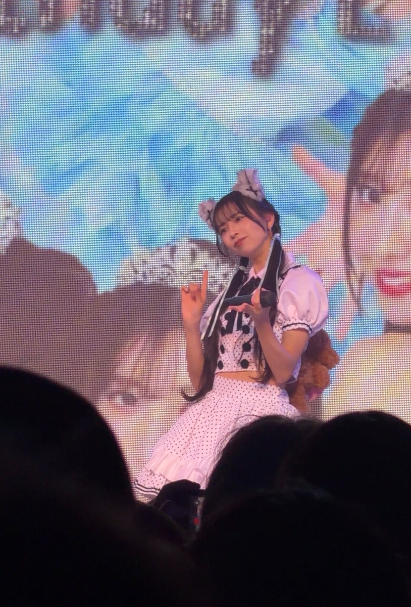 miku_99_'s tweet photo. 仕事で途中から行く予定だったけど定時ダッシュに渋滞ダッシュにタクシー降りてダッシュに乗り換えしまくりダッシュに駅着いてダッシュのおかげで登場間に合った奇跡🫠
最後列からだけど楽しかった
みみもいぬも最高

#わーすた　#瑠香めら https://t.co/2OMYiGv7sW