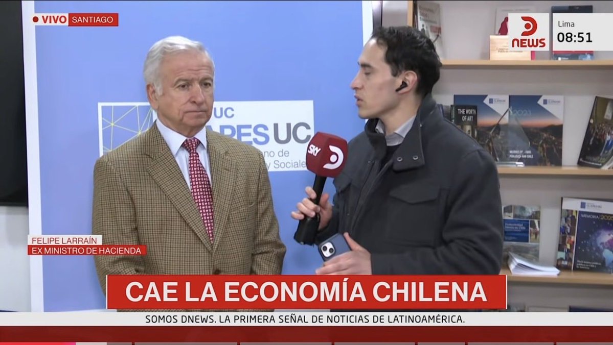 ClapesUC's tweet photo. [ENTREVISTA @DNewsOK] Nuestro director, @felipelarrain, abordó el escenario económico que enfrenta Chile y explicó que la caída de la actividad #minera, entre otros factores, ha impactado el #crecimiento.

Además, destacó que la economía chilena se encuentra estancada desde comienzos de 2025 y advirtió sobre sus efectos en el mercado laboral, en un contexto de bajo crecimiento, mayores costos laborales y acelerada transformación tecnológica. 

Revisa la entrevista completa acá 👇
https://t.co/DhXLCfutnq