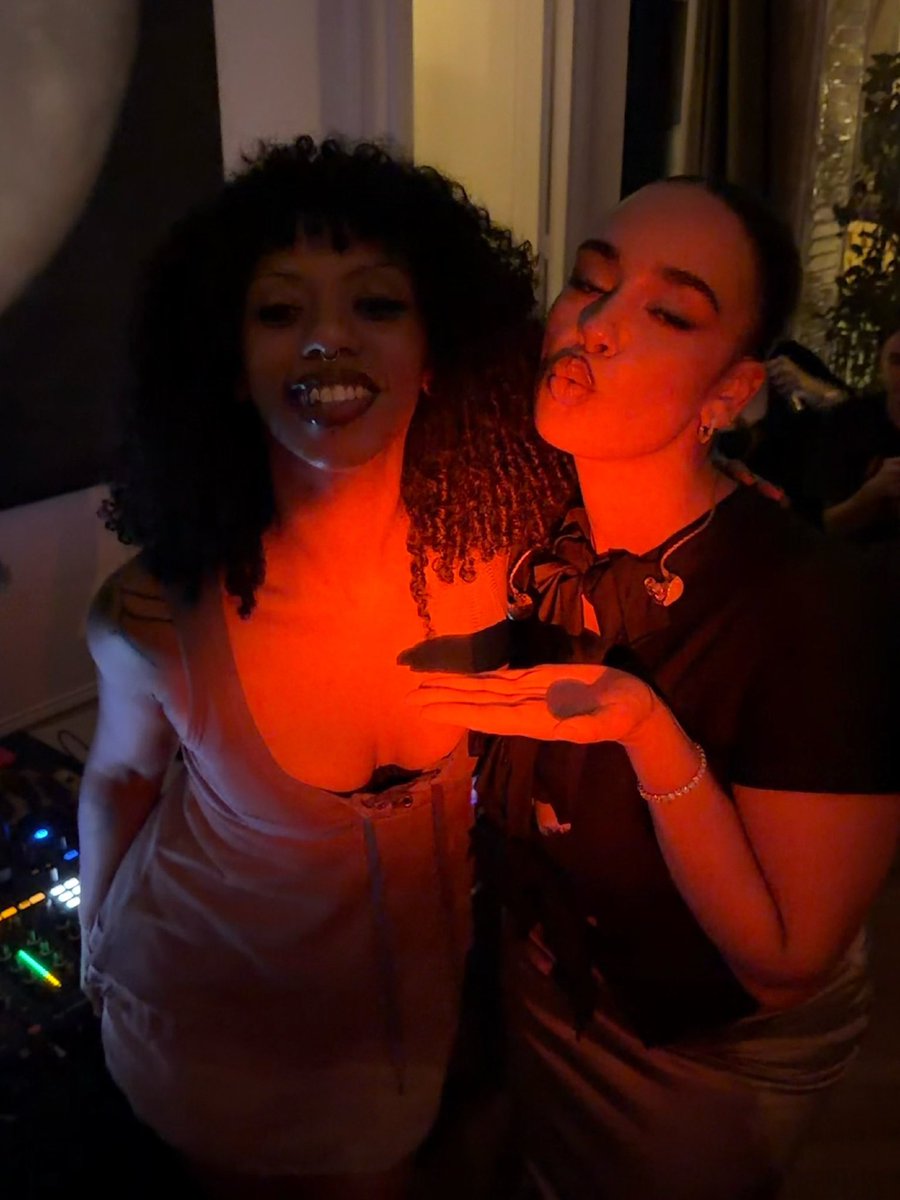 jorjasmithbest's tweet photo. Jorja Smith with TIAKOLA, Naomi, SHAY &amp; Nia Archives. https://t.co/ipmeyrEA2W