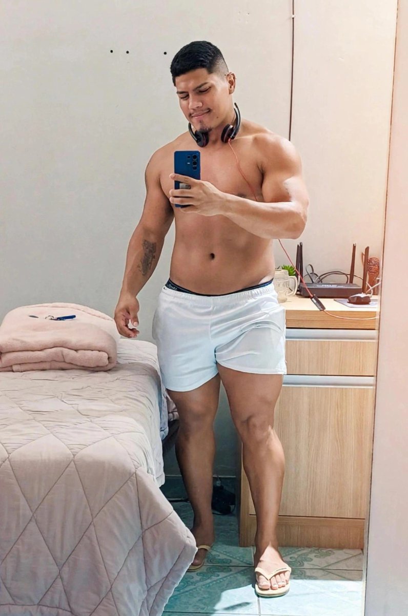 eusoares19_'s tweet photo. O lado do Home office 😙🥵. #bomdia https://t.co/RwV3dGAswf