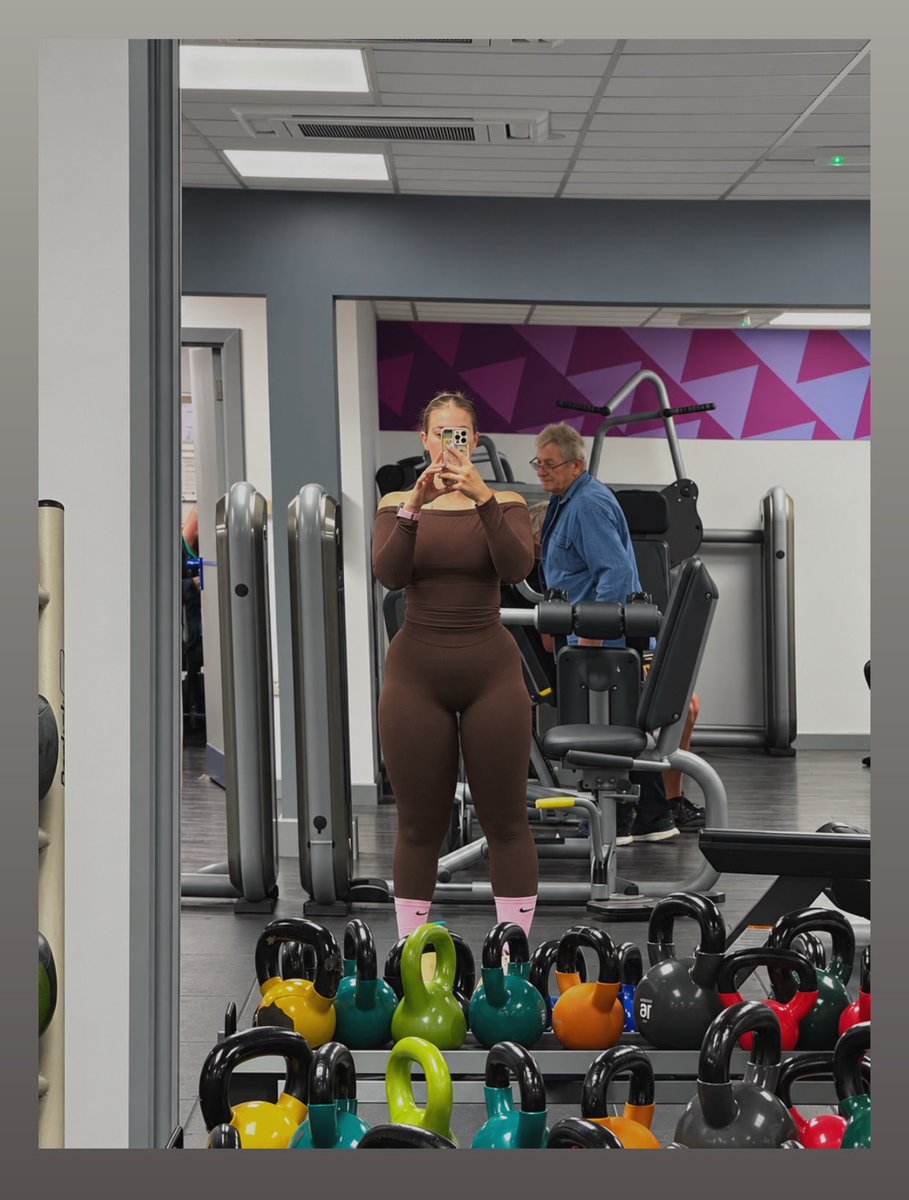 Soph30uk's tweet photo. Cute pink socks in the gym #feetfetısh #feet #worship #goddess #piggy https://t.co/0hK7jw9Qz3