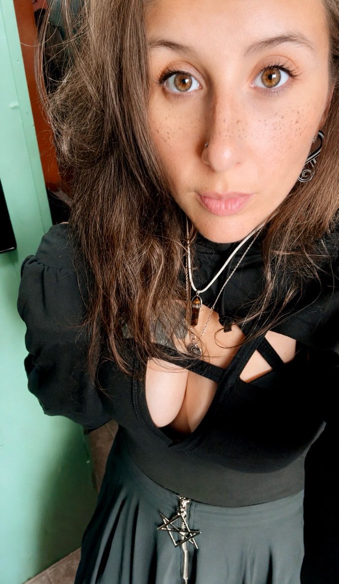 Bella_donna3435's tweet photo. Good Morning ☀️
A witch isn’t always wicked… sometimes she’s simply magical. ✨🧙♀️
#goodmorning #GoodMorningEveryone #goodmorningpost #tuesday #TuesdayThoughts #witches #witchyvibes https://t.co/NLnGlvQ2ST