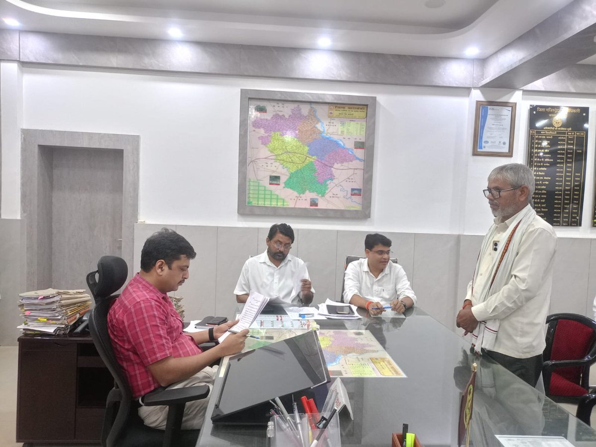 DM_Barabanki's tweet photo. आज कलेक्ट्रेट कार्यालय कक्ष में #जनता_दर्शन में आमजन की समस्याओं को सुना। संबंधित अधिकारियों को गुणवत्तापूर्ण व समयबद्ध निस्तारित करने हेतु निर्देशित किया।
@UPGovt 
@CMOfficeUP 
@InfoDeptUP https://t.co/nb8TLBOPCb