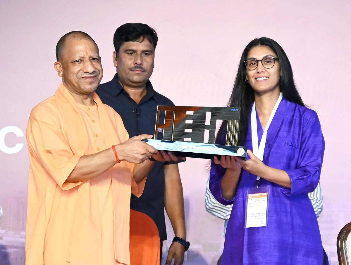 myogiadityanath's tweet photo. HCL Tech, लखनऊ की 10वीं वर्षगांठ के अवसर पर आयोजित कार्यक्रम में आज सम्मिलित हुआ। साथ ही, Emerging Tech Skilling Centre का लोकार्पण भी किया।

इस अवसर पर HCL फाउंडेशन की विभिन्न पहलों से जुड़े लाभार्थियों को चेक एवं प्रमाण-पत्र प्रदान कर सम्मानित किया गया।

HCL Tech ने उत्तर प्रदेश में केवल अपने व्यवसाय का विस्तार ही नहीं किया, बल्कि ग्रामीण महिलाओं एवं स्वयं सहायता समूहों को सशक्त और स्वावलंबी बनाने में भी महत्वपूर्ण यो���दान दिया है।

@hcltech ग्रुप को हार्दिक बधाई।