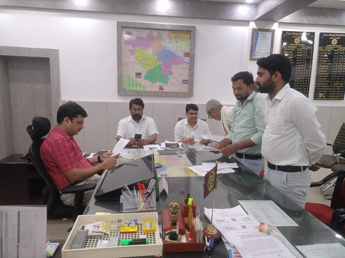 DM_Barabanki's tweet photo. आज कलेक्ट्रेट कार्यालय कक्ष में #जनता_दर्शन में आमजन की समस्याओं को सुना। संबंधित अधिकारियों को गुणवत्तापूर्ण व समयबद्ध निस्तारित करने हेतु निर्देशित किया।
@UPGovt 
@CMOfficeUP 
@InfoDeptUP https://t.co/nb8TLBOPCb