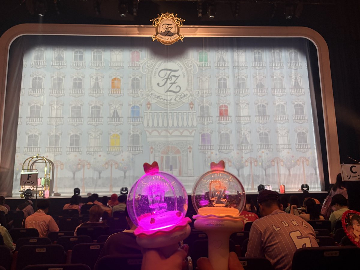 fz_mapikaren's tweet photo. アプグレの方達のひとつ後ろの席でした(∩˃o˂∩)♡

#FRUITSZIPPER #松本かれん https://t.co/Oydd4nRkjp