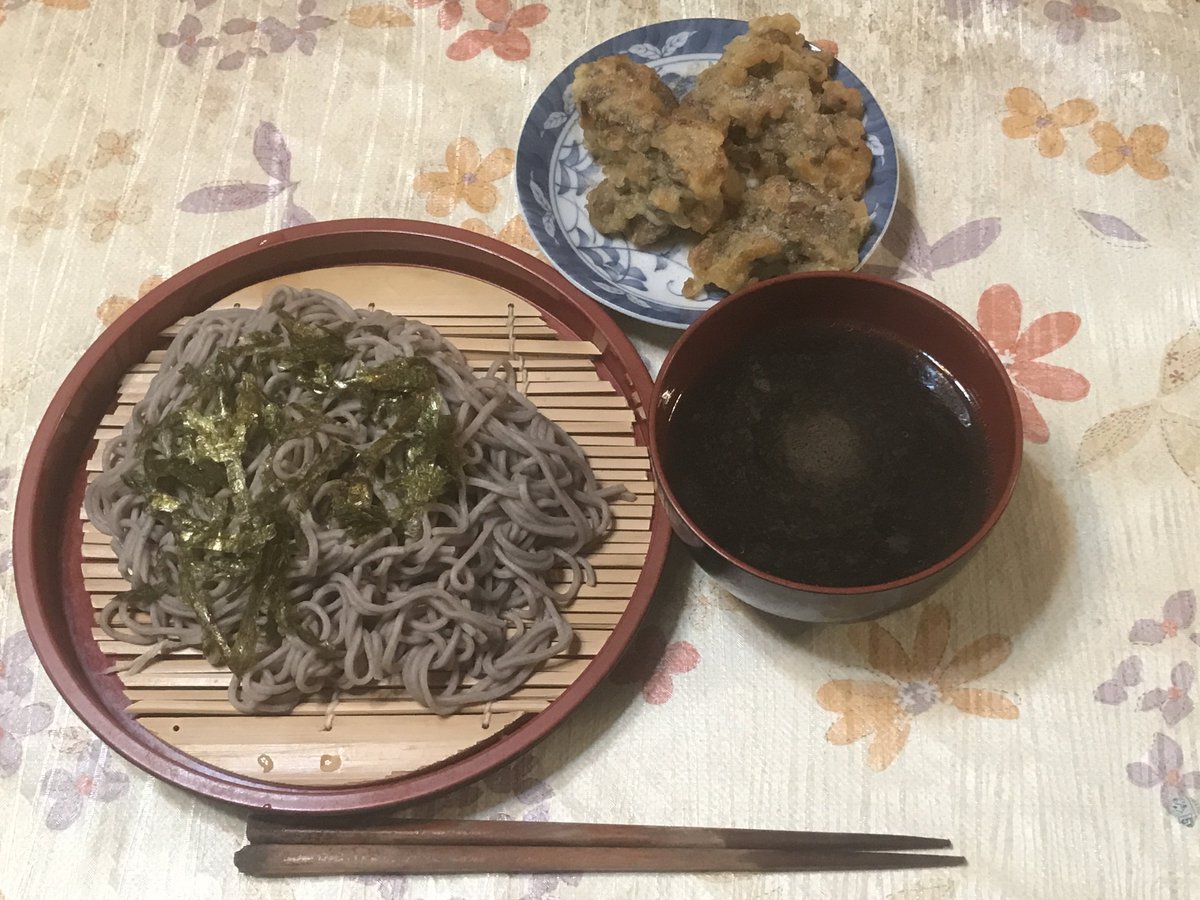 OUT1039253's tweet photo. 今日の晩御飯😋🍴
長岡ラーメンスープは醤油味の中に結構パンチのある生姜の味と風味が後からやって来て美味しかっ��です😋🍴︎
 #夜ご飯  #晩御飯  #うどん  #新潟長岡ラーメンスープ  #舞茸の天麩羅 https://t.co/4okLpOknp7