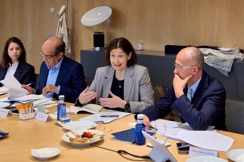 Notarios_ES's tweet photo. Nuestra presidenta @CPBarrioDelOlmo participó ayer en el encuentro de trabajo ‘Derecho a la intimidad de los socios y seguridad del tráfico mercantil’, celebrado en el despacho de abogados Pérez-Llorca

⚖️ Una sesión que reunió a notarios y expertos del ámbito jurídico, académico y empresarial para reflexionar sobre el equilibrio entre la publicidad de la información societaria y la protección de los datos personales

Más info. 🔗https://t.co/Xwk2bPKmhH