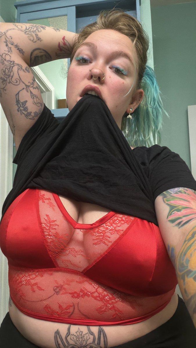 maccc701's tweet photo. Would you tip me more or less if you knew this was what I had on underneath? https://t.co/y7BbS6kzuQ
