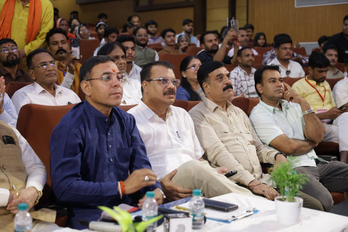 UmangSinghar's tweet photo. आज बुंदेली बौछार मीडिया संस्थान द्वारा आयोजित बुंदेली समागम कार्यक्रम में सहभागिता की।

इस अवसर पर बुंदेलखंड की समृद्ध संस्कृति, विरासत और क्षेत्र के विकास से जुड़े महत्वपूर्ण विषयों पर सार्थक चर्चा हुई।

#US12987 https://t.co/Dxh2YzsN8U