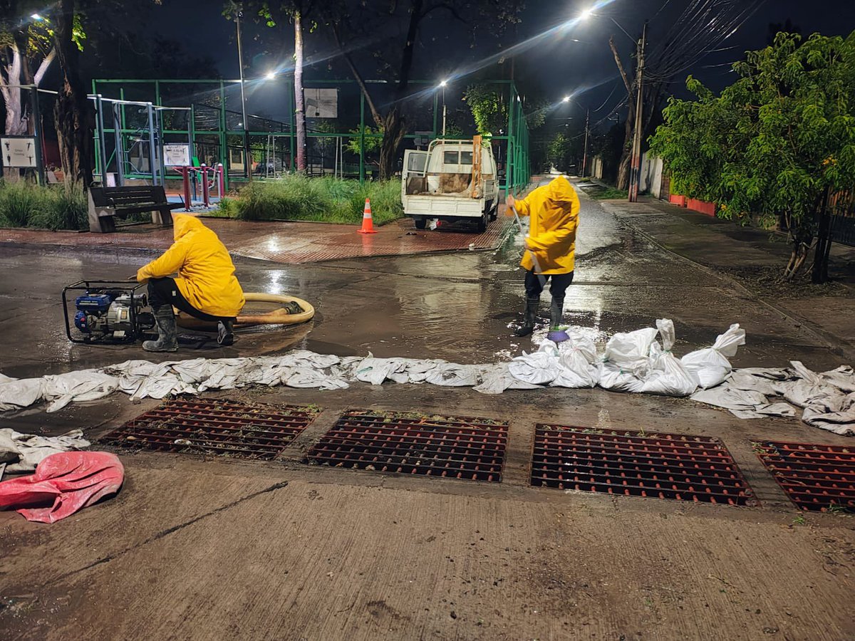 ServiuRM's tweet photo. 🌧️ Desde anoche, nuestras cuadrillas de SERVIU Metropolitano se encuentran desplegadas en distintos puntos de la región, entre ellos Peñalolén, Talagante, Lo Espejo, Santiago y Quilicura.

Seguimos monitoreando permanentemente la situación de la ciudad  🏙️ https://t.co/t10YxcheYw