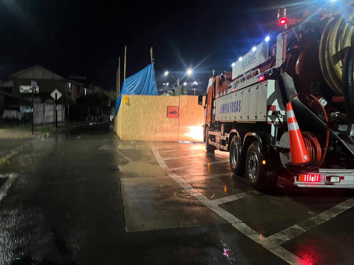 ServiuRM's tweet photo. 🌧️ Desde anoche, nuestras cuadrillas de SERVIU Metropolitano se encuentran desplegadas en distintos puntos de la región, entre ellos Peñalolén, Talagante, Lo Espejo, Santiago y Quilicura.

Seguimos monitoreando permanentemente la situación de la ciudad  🏙️ https://t.co/t10YxcheYw