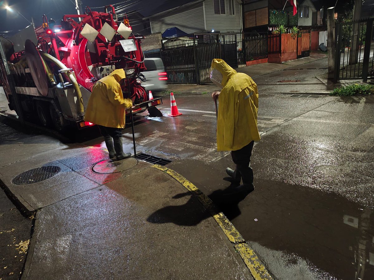 ServiuRM's tweet photo. 🌧️ Desde anoche, nuestras cuadrillas de SERVIU Metropolitano se encuentran desplegadas en distintos puntos de la región, entre ellos Peñalolén, Talagante, Lo Espejo, Santiago y Quilicura.

Seguimos monitoreando permanentemente la situación de la ciudad  🏙️ https://t.co/t10YxcheYw