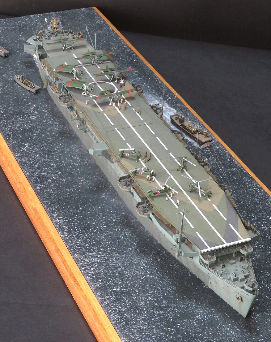 toshiro_ak84613's tweet photo. 艦船模型合同展示会に出展した作品紹介

１艦目、1/350　陸軍特殊船「熊野丸」から
１０枚程度の写真を順次アップしていきますのでよろしくお願いいたします

プラ板によるフルスクラッチ作品です
艦スペ９７号掲載

架空の上陸作戦を想定したジオラマです
もちろん船上の航空機も全て架空です https://t.co/umlSNy0iY8