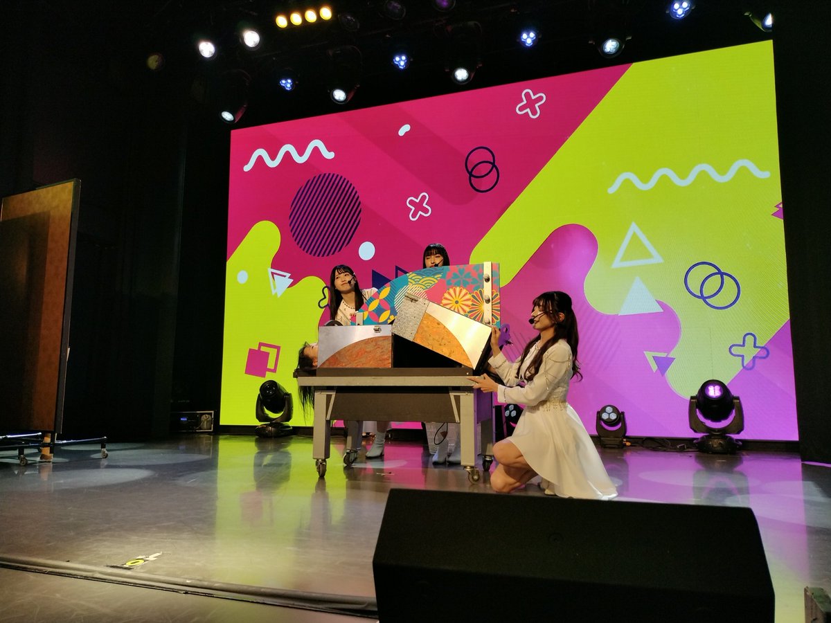teppen4649's tweet photo. KiraLunaの演目が30分経過すると、いきなりサクラグのメンバーがステージに…
予想外に突然の登場でしたが、歌唱ではなく、マジックを始めましたｗ
画像は撮影可能タイムのもので、観客を切断した場面

サクラグMireiが客席に降りましたが、後方席の客で、キラルナの誰かの友達の女性（招待客）でした https://t.co/HnqxCouToE