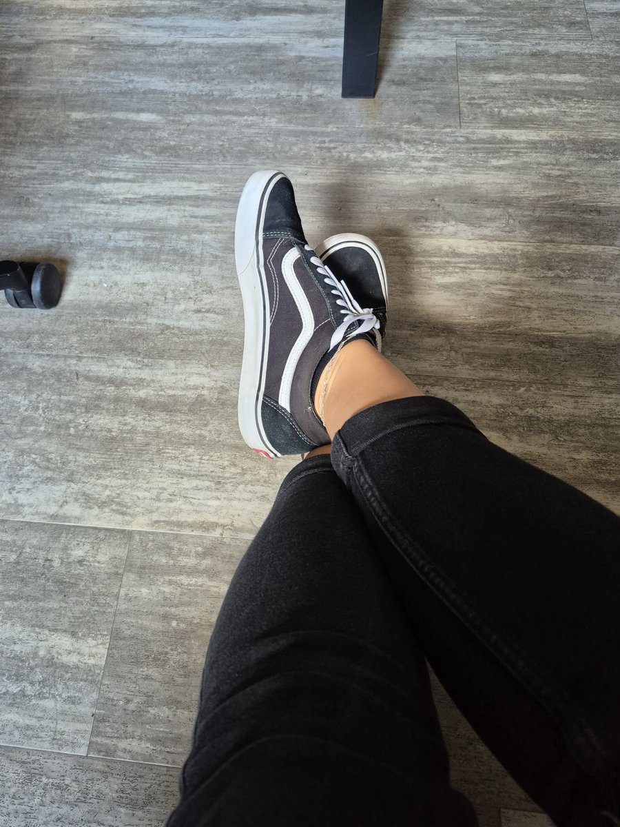 Reinedesiles14's tweet photo. Toute la journée en basket. Il fait encore 30° sur mon île, je te laisse imaginer l'odeur de mes pieds avec cette chaleur 🥵😏👣👑
#smellyfeet #feetfetısh #findom #sweatysocks #sweatysoles https://t.co/Aeoj5R6Hxo