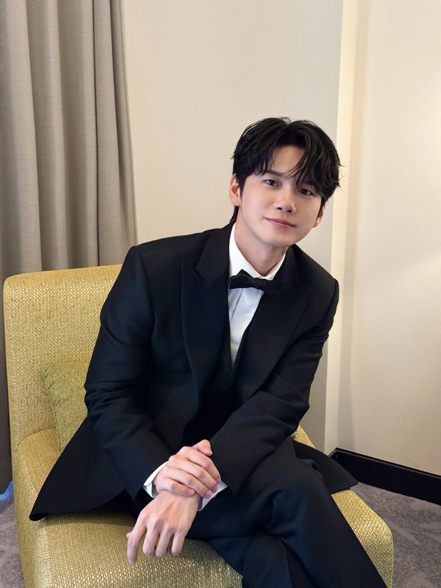 ONGgall's tweet photo. [📸] 오늘 뭐해? : #옹성우

‘제31회 부산국제영화제’ 개막식에 참석한 옹성우 배우💖
영화 <정가네>와 함께 하는 특별한 여정을 시작했습니다🌊🎬

#ONGSEONGWU #부산국제영화제 #BIFF https://t.co/uarVyWWzEa