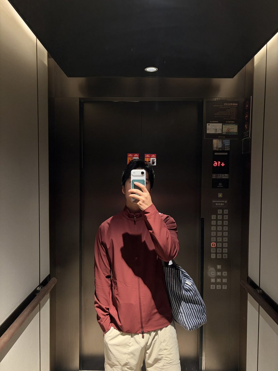 wangray's tweet photo. 昨天后来自己也入了一件，神似 Isogon

300的价格，优衣库都不一定拿得下🤣 https://t.co/QeYFknCh7p