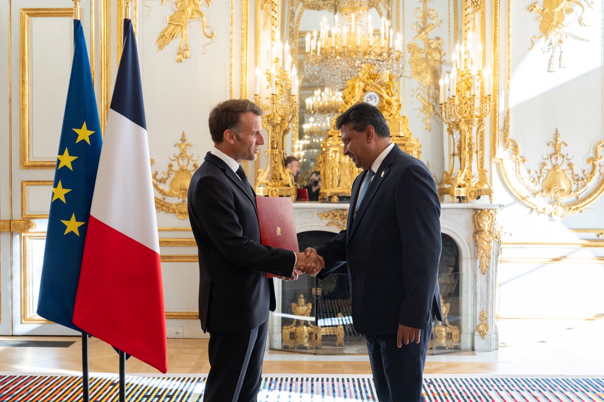 SLinFrance's tweet photo. 𝐀𝐦𝐛𝐚𝐬𝐬𝐚𝐝𝐨𝐫 𝐨𝐟 𝐒𝐫𝐢 𝐋𝐚𝐧𝐤𝐚 𝐭𝐨 𝐅𝐫𝐚𝐧𝐜𝐞 𝐩𝐫𝐞𝐬𝐞𝐧𝐭𝐬 𝐂𝐫𝐞𝐝𝐞𝐧𝐭𝐢𝐚𝐥𝐬 𝐭𝐨 𝐭𝐡𝐞 𝐏𝐫𝐞𝐬𝐢𝐝𝐞𝐧𝐭 𝐨𝐟 𝐭𝐡𝐞 𝐅𝐫𝐞𝐧𝐜𝐡 𝐑𝐞𝐩𝐮𝐛𝐥𝐢𝐜 𝐄𝐦𝐦𝐚𝐧𝐮𝐞𝐥 𝐌𝐚𝐜𝐫𝐨𝐧

The Ambassador of Sri Lanka to France, @SugeeshwaraG, presented his Letters of Credence to the President of the French Republic, @EmmanuelMacron, at the Élysée Palace on Monday, 5th October 2026.

Following the presentation of Credentials, Ambassador Gunaratna had a brief meeting with President Macron, during which he conveyed the warm greetings and best wishes of the President of 
Sri Lanka, @anuradisanayake. He highlighted the vibrant long-standing bilateral relations between Sri Lanka and France and expressed Sri Lanka’s strong interest in further expanding and deepening cooperation across political, economic, trade, maritime, and cultural spheres, as well as in multilateral fora.

President Macron extended his warm greetings to the President, the Government, and the people of Sri Lanka, reaffirming France's shared commitment to further strengthening existing ties and multifaceted cooperation across all sectors.

Both sides acknowledged that President Macron's historic visit to Sri Lanka in July 2023 served as a vital catalyst, reinvigorating and elevating bilateral relations to new heights.

Earlier, on 2nd July 2026, upon assuming duties in Paris as Ambassador-designate and Permanent Delegate to UNESCO, Ambassador Gunaratna presented the open copy of his Letter of Credence to the Deputy Director of State Protocol and Diplomatic Events of the French Ministry for Europe and Foreign Affairs, Mathieu Carmona.

A career diplomat with over 25 years of service, Ambassador Gunaratna previously served as Sri Lanka’s Ambassador to Ethiopia and Permanent Representative to the African Union; Deputy Permanent Representative to the United Nations in New York; and Deputy High Commissioner to the UK. He has also served in diplomatic positions at the Sri Lanka High Commission in New Delhi and at the Permanent Mission of Sri Lanka to the United Nations in Geneva. He holds Bachelor’s and Master’s degrees from the University of Colombo, post-graduate qualifications from Centennial College, Canada, and is an alumnus of S. Thomas’ College, Mount Lavinia.

06 October 2026
Embassy of Sri Lanka
Paris

#DiplomacyLk #lka