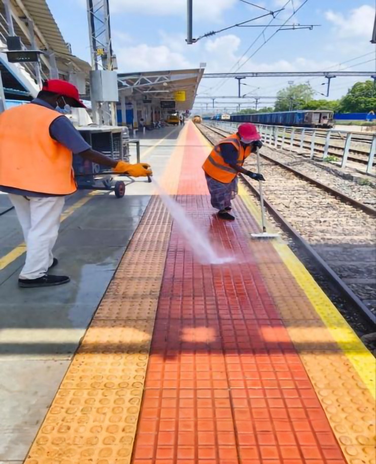 GMSRailway's tweet photo. Cleanliness in action!✨
Mechanized intensive platform cleaning is being carried out at Virudhachalam (VRI) Railway Station.
#SwachhBharat #SwachhtaHiSeva #Virudhachalam #SouthernRailway #CleanIndia https://t.co/TY35UFgT4j