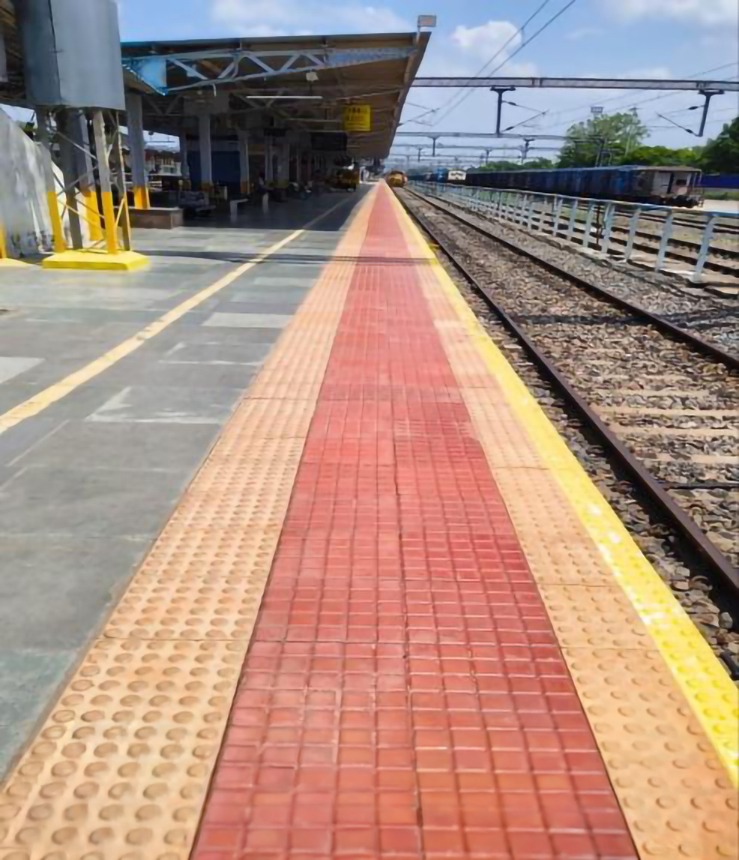 GMSRailway's tweet photo. Cleanliness in action!✨
Mechanized intensive platform cleaning is being carried out at Virudhachalam (VRI) Railway Station.
#SwachhBharat #SwachhtaHiSeva #Virudhachalam #SouthernRailway #CleanIndia https://t.co/TY35UFgT4j
