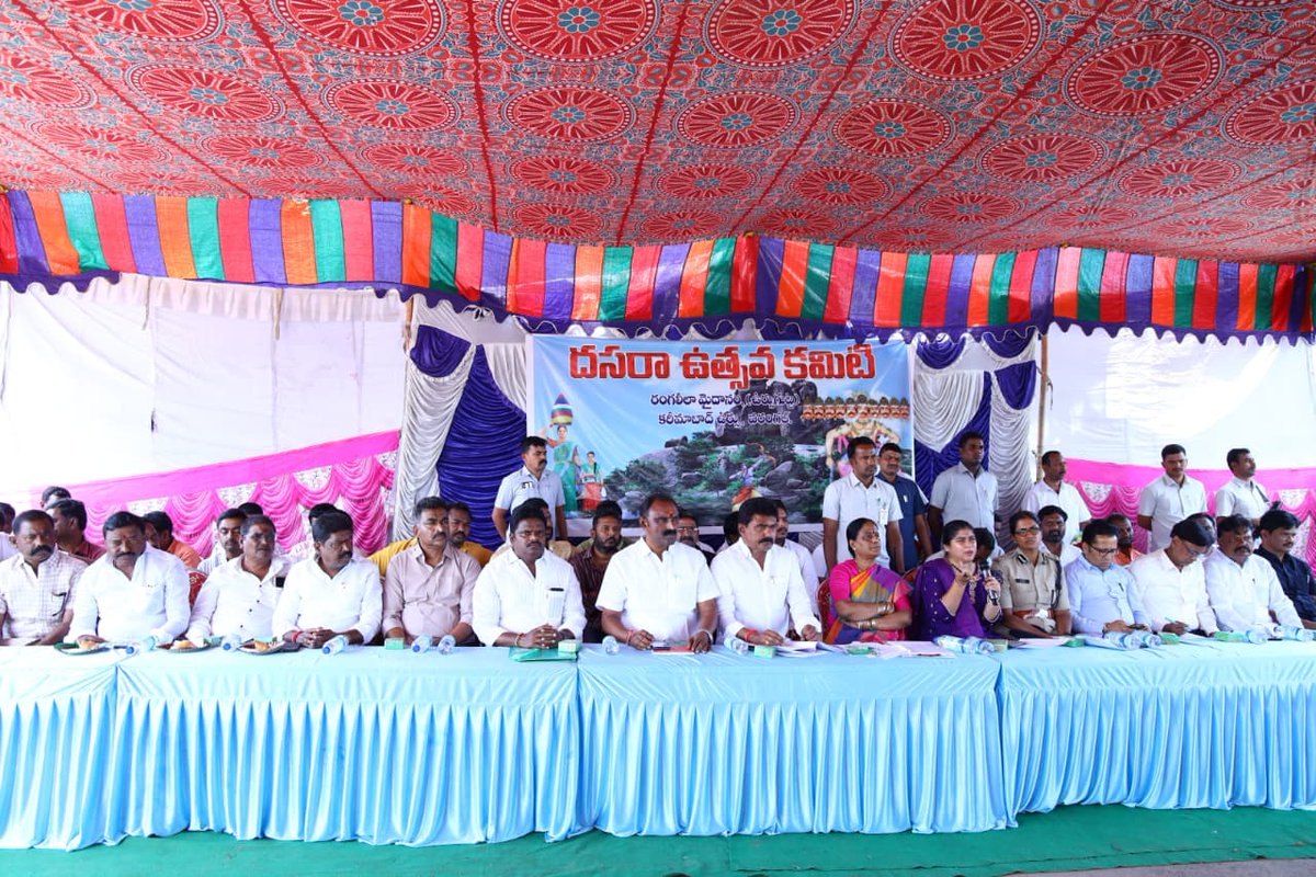 warangalpolice's tweet photo. బతుకమ్మ, దసరా ఉత్సవాలకై సమన్వయంతో పటిష్ట ఏర్పాట్లు – వరంగల్ సీపీ ఎన్.శ్వేతా, ఐపీఎస్.

వరంగల్ ఉర్సుగుట్టలోని రంగలీలా మైదానంలో ఈ నెల 10 నుండి 20 వ తేదీ వరకు నిర్వహించనున్న బతుకమ్మ, దసరా ఉత్సవాల ఏర్పాట్లపై మంగళవారం వరంగల్ జిల్లా కలెక్టర్ సత్య శారద ఆధ్వర్యంలో దసరా ఉత్సవ కమిటీ వారు నిర్వహించిన సన్నాహక సమావేశానికి వరంగల్ పోలీస్ కమిషనర్ ఎన్.శ్వేతా, ఐపీఎస్ హాజరయ్యారు.

ఈ సందర్భంగా కమిషనర్ మాట్లాడుతూ, ఉత్సవాలను ప్రశాంత వాతావరణంలో విజయవంతంగా నిర్వహించేందుకు అన్ని శాఖల అధికారులు పరస్పర సమన్వయంతో పనిచేయాలని సూచించారు. శాంతిభద్రతల పరిరక్షణకు పోలీస్ శాఖ పటిష్టమైన భద్రతా ప్రణాళికతో ముందుకు సాగుతుందని, ఎలాంటి అవాంఛనీయ సంఘటనలు చోటుచేసుకోకుండా ముందస్తు చర్యలు చేపడతామని తెలిపారు.

ఉత్సవాలకు పెద్ద సంఖ్యలో ప్రజలు హాజరయ్యే అవకాశం ఉన్నందున భద్రత, ట్రాఫిక్ నియంత్రణ, పారిశుధ్యం, మౌలిక వసతులు, ప్రజలకు అవసరమైన సౌకర్యాలు తదితర అంశాలపై సంబంధిత శాఖలు ప్రత్యేక దృష్టి సారించాలని సీపీ సూచించారు. ప్రతి శాఖ తమకు అప్పగించిన బాధ్యతలను సమర్థవంతంగా నిర్వర్తిస్తూ, ఇతర శాఖలతో నిరంతరం సమన్వయం చేసుకోవాలని కోరారు.

ఈ సమావేశంలో వరంగల్ తూర్పు ఎమ్మెల్యే కొండా సురేఖ, వరంగల్ జిల్లా కలెక్టర్ సత్య శారద, మున్సిపల్ కమిషనర్ వెంకన్నతో పాటు వివిధ శాఖల ఉన్నతాధికారులు, అధికారులు, దసరా ఉత్సవ కమిటీ సభ్యులు పాల్గొన్నారు.
@TelanganaDGP @TelanganaCOPs