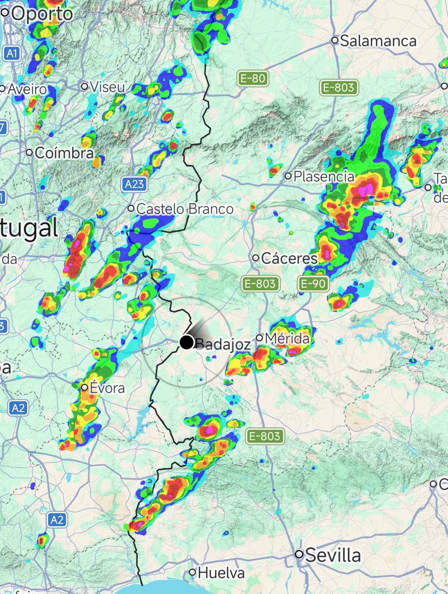 BadajozMeteo's tweet photo. Se han formado dos líneas de tormentas bien marcadas en la región ⛈️👀

La primera (derecha) es la que ha pasado esta mañana, cómo veis, mucho más desarollada 🌧️🤔

La segunda (izquierda) se ha formado más recientemente y se desplaza hacia nosotros, por lo que estaremos alerta!⌛ https://t.co/wo47bL5Ik9