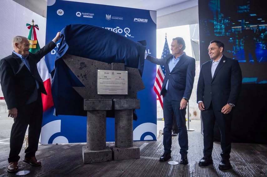 asilascosasw's tweet photo. 🔴 #AlAire | ¿Querétaro notificó al Gobierno federal sobre la visita del embajador Ronald Johnson?

.@adanolverar, director de Quadratín Querétaro, informa que un oficio fechado el 23 de septiembre avisó a la Cancillería sobre el encuentro con Mauricio Kuri.

📌 El documento señala que la visita sería protocolaria y no implicaría mecanismos directos de cooperación en seguridad ni la participación de agentes extranjeros.

🎙️ #AsíLasCosasW con @warkentin