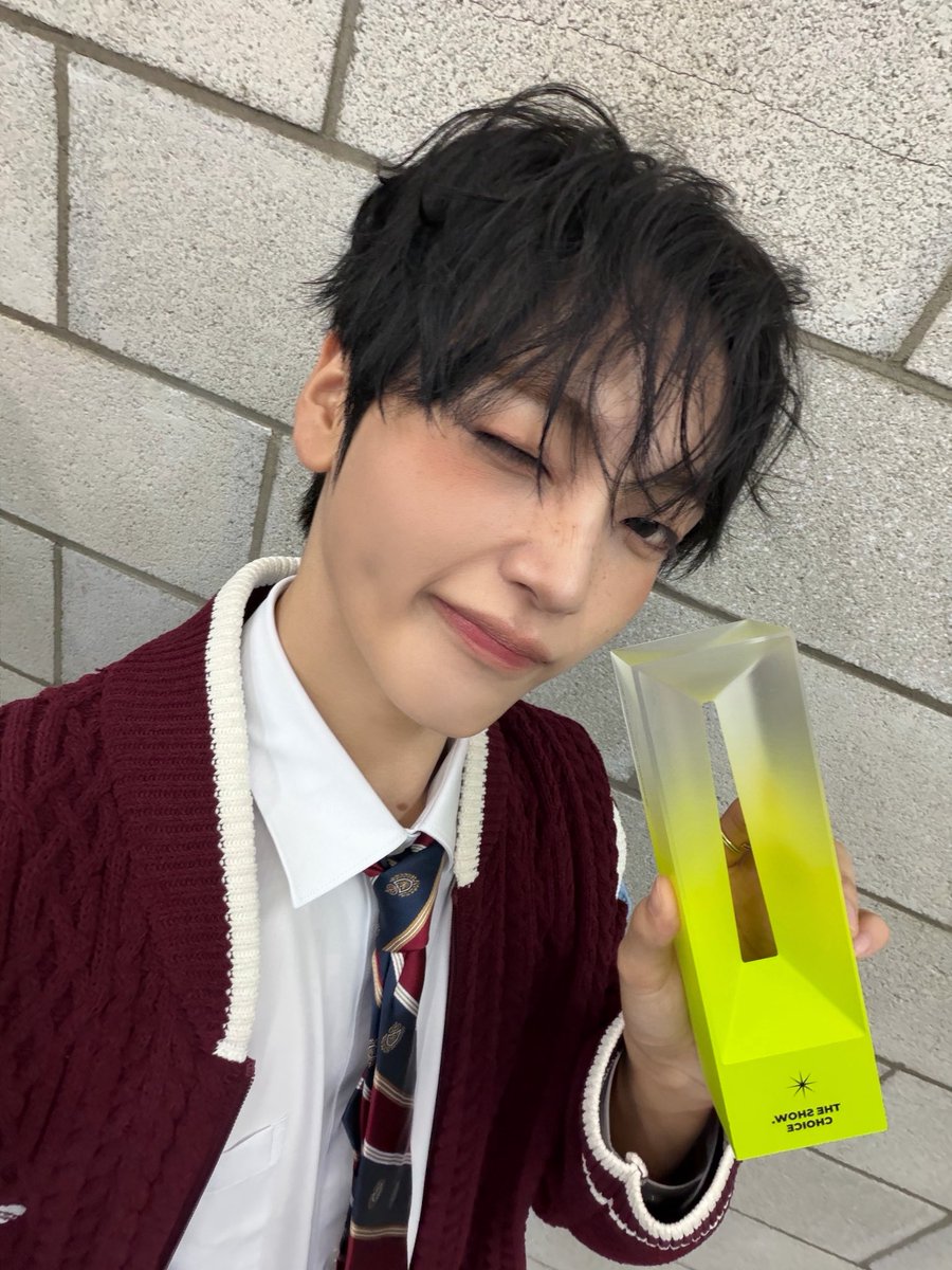 CRAVITY_twt's tweet photo. 러비티 더쇼에서 소중한 1위 만들어줘서 고마웡!!!🥰🫶
너무너무 행복한 하루인 것 같아 ㅜ!!
이번에도 우리 크래비티에게 1위를 직접 전해줄 수 있어서 또 너무 행복했어!!

그리구 스페셜MC도 너무 좋았다ㅏ
오늘은 완전 해피데이~🤩
#형준 #크래비티 #더쇼 https://t.co/JSfrX9GOjV