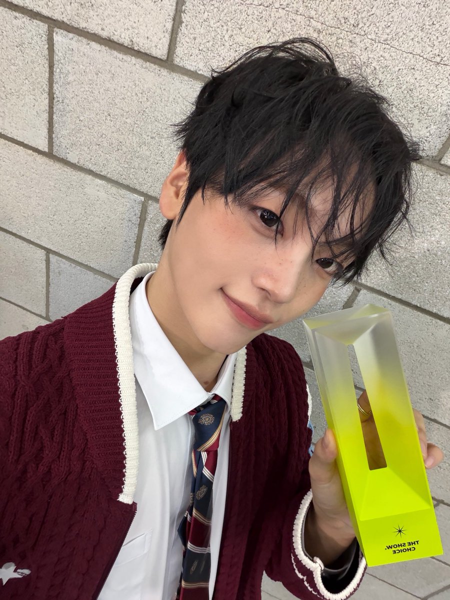 CRAVITY_twt's tweet photo. 러비티 더쇼에서 소중한 1위 만들어줘서 고마웡!!!🥰🫶
너무너무 행복한 하루인 것 같아 ㅜ!!
이번에도 우리 크래비티에게 1위를 직접 전해줄 수 있어서 또 너무 행복했어!!

그리구 스페셜MC도 너무 좋았다ㅏ
오늘은 완전 해피데이~🤩
#형준 #크래비티 #더쇼 https://t.co/JSfrX9GOjV