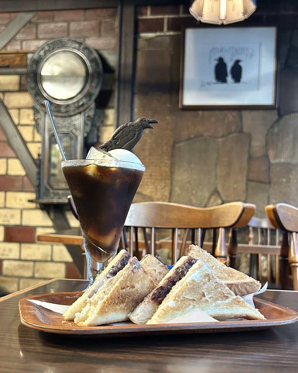 gourmet_nagoya's tweet photo. 50年以上愛される伏見の喫茶店『珈琲処 カラス』

カラスクッキーがのったコーヒーフロート＆あんトースト https://t.co/G9aaLUUyFi