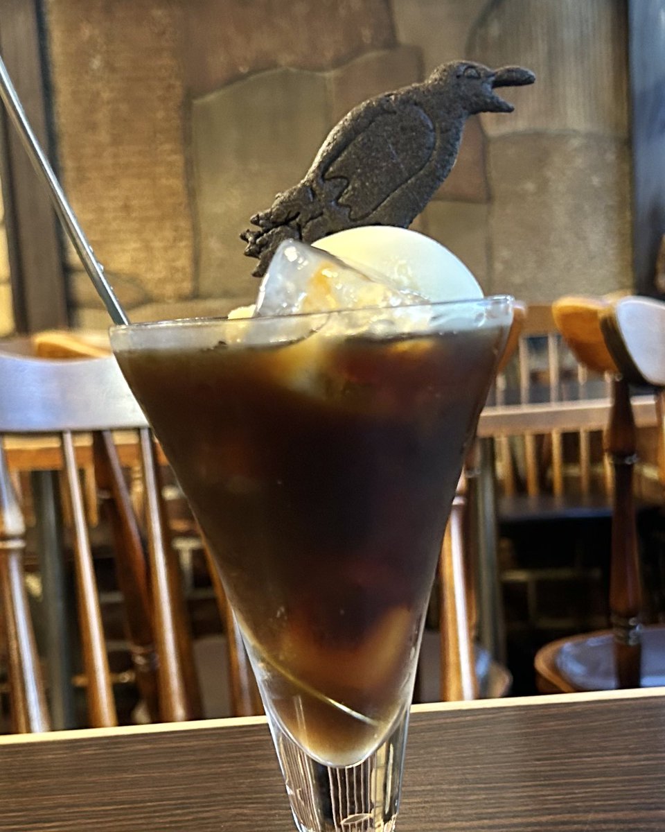 gourmet_nagoya's tweet photo. 50年以上愛される伏見の喫茶店『珈琲処 カラス』

カラスクッキーがのったコーヒーフロート＆あんトースト https://t.co/G9aaLUUyFi
