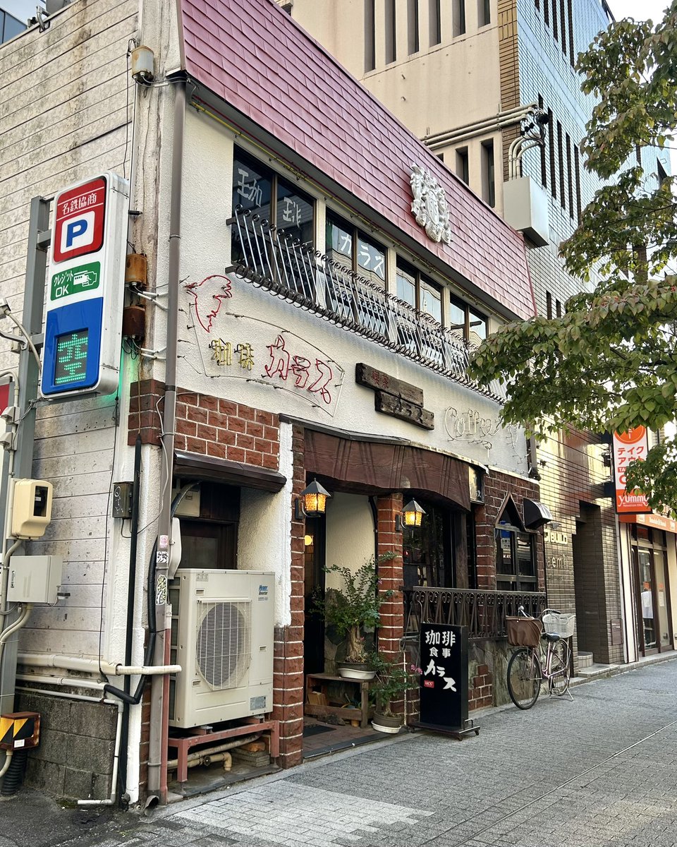 gourmet_nagoya's tweet photo. 50年以上愛される伏見の喫茶店『珈琲処 カラス』

カラスクッキーがのったコーヒーフロート＆あんトースト https://t.co/G9aaLUUyFi
