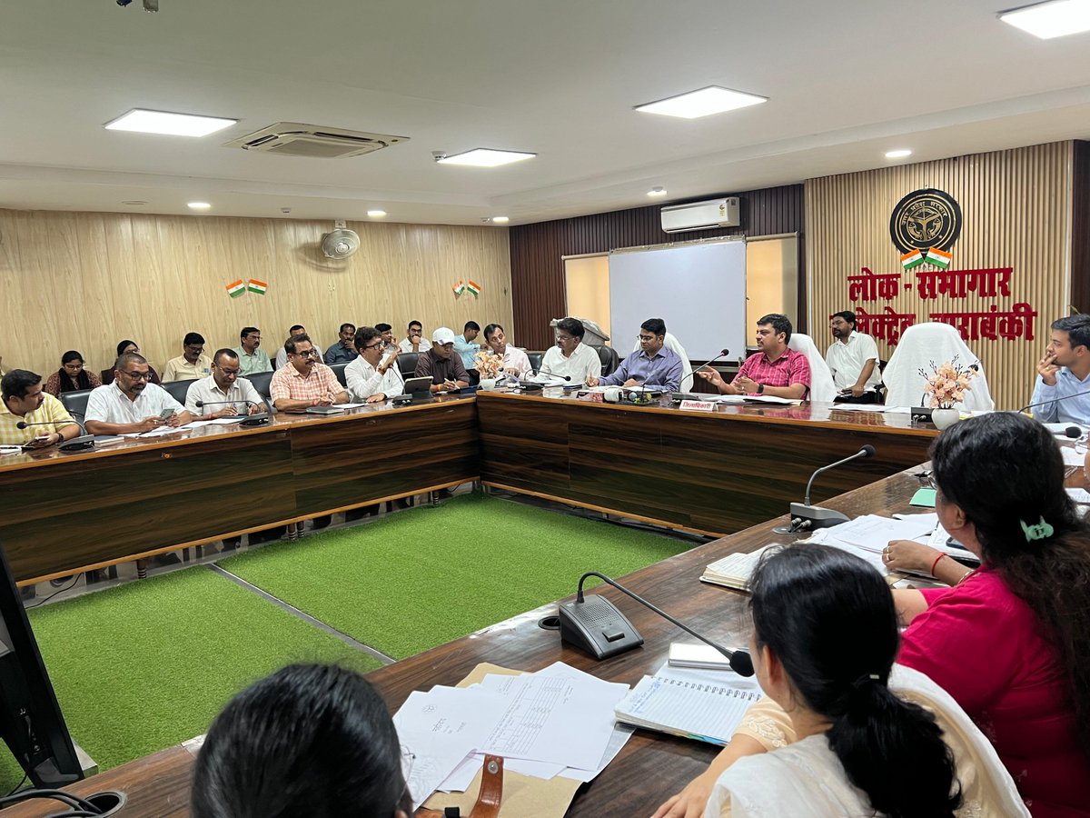 DM_Barabanki's tweet photo. कलेक्ट्रेट सभागार में ग्राम विकास, पंचायती राज, गोशालाओं एवं स्वच्छता योजनाओं की समीक्षा की गई। जलभराव वाले स्थलों को चिन्हित कर बीबीजी रामजी योजना अथवा पंचायत निधि से नालों की सफाई प्राथमिकता से कराने, आगामी सामान्य निर्वाचन-2027 के प्रस्तावित मतदान केंद्रों पर एएमएफ समय से पूर्ण कराने के निर्देश दिए गए। गोशालाओं में हरे चारे का उत्पादन बढ़ाने तथा व्यवस्थाएं सुदृढ़ रखने, निर्माणाधीन अन्नपूर्णा भवनों व आंगनबाड़ी केंद्रों के शेष कार्य गुणवत्तापूर्ण ढंग से पूर्ण कराने एवं महिला स्वयं सहायता समूहों से अधिक से अधिक ग्रामीण महिलाओं को जोड़ते हुए शेष बैंक खाते खुलवाने के निर्देश संबंधित अधिकारियों को दिए गए।
@CMOfficeUP @UPGovt @InfoDeptUP