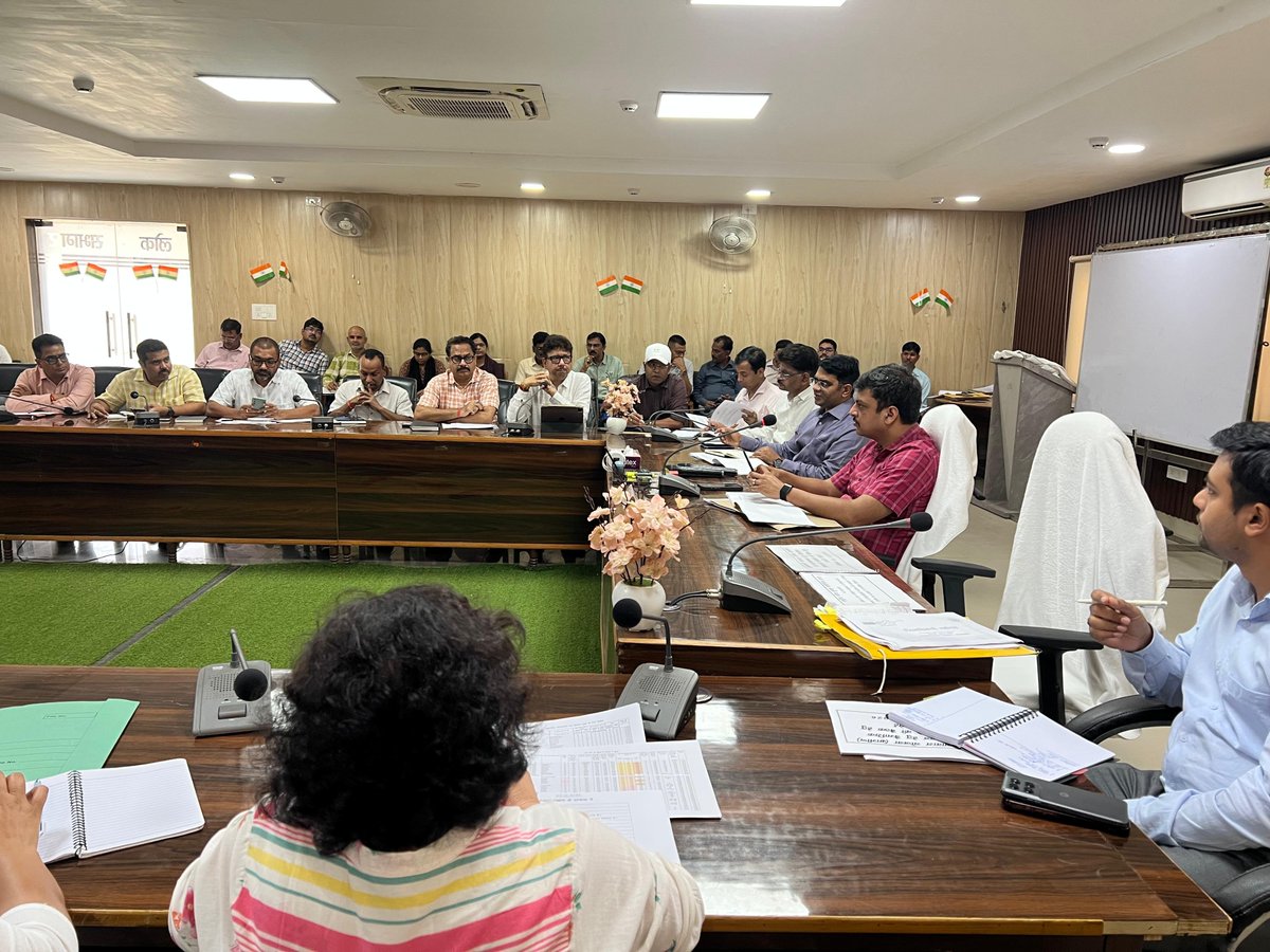 DM_Barabanki's tweet photo. कलेक्ट्रेट सभागार में ग्राम विकास, पंचायती राज, गोशालाओं एवं स्वच्छता योजनाओं की समीक्षा की गई। जलभराव वाले स्थलों को चिन्हित कर बीबीजी रामजी योजना अथवा पंचायत निधि से नालों की सफाई प्राथमिकता से कराने, आगामी सामान्य निर्वाचन-2027 के प्रस्तावित मतदान केंद्रों पर एएमएफ समय से पूर्ण कराने के निर्देश दिए गए। गोशालाओं में हरे चारे का उत्पादन बढ़ाने तथा व्यवस्थाएं सुदृढ़ रखने, निर्माणाधीन अन्नपूर्णा भवनों व आंगनबाड़ी केंद्रों के शेष कार्य गुणवत्तापूर्ण ढंग से पूर्ण कराने एवं महिला स्वयं सहायता समूहों से अधिक से अधिक ग्रामीण महिलाओं को जोड़ते हुए शेष बैंक खाते खुलवाने के निर्देश संबंधित अधिकारियों को दिए गए।
@CMOfficeUP @UPGovt @InfoDeptUP