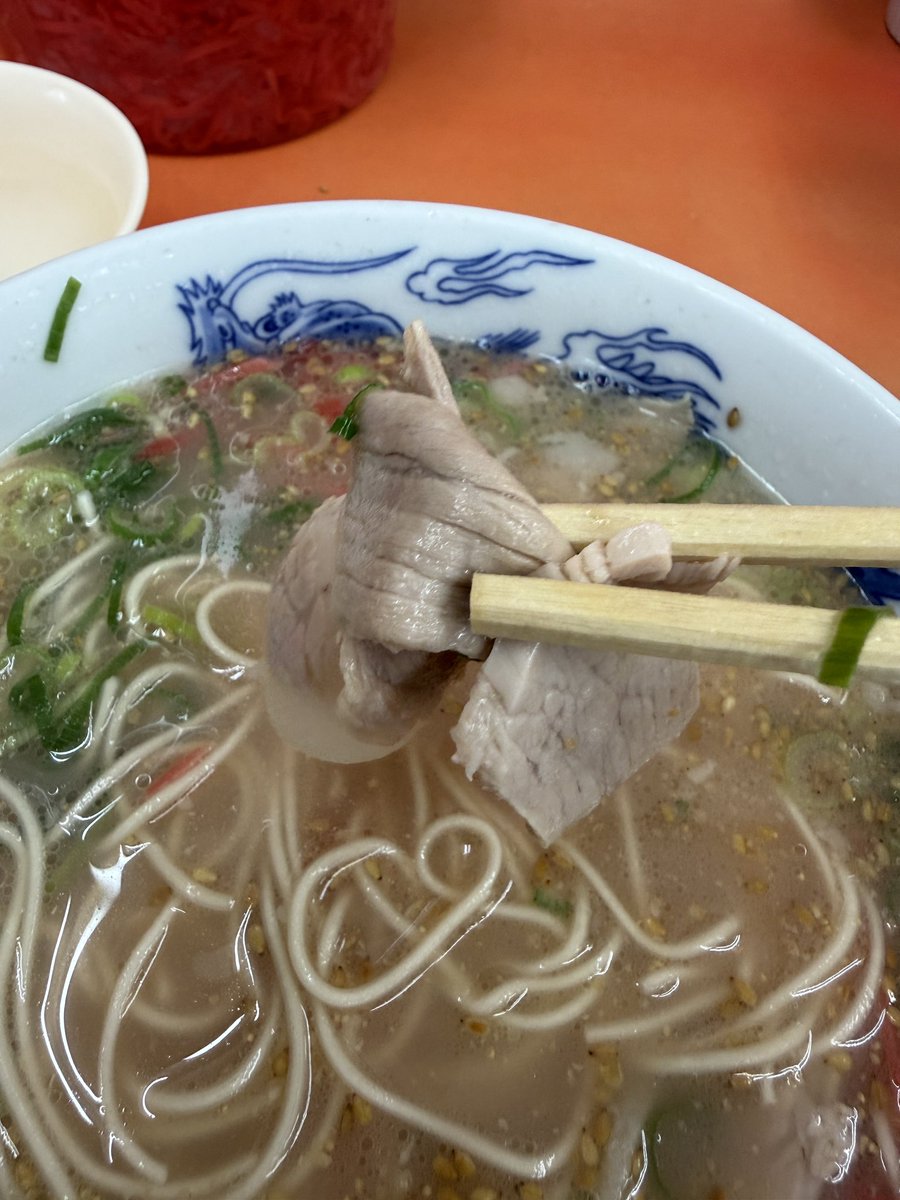 rourou1222's tweet photo. 元祖ラーメン長浜家@赤坂
店に入ると席に着く前に「麺の硬さは⁈」とこれが注文のようです
メニューはラーメンのみ、すぐに着丼
店員さんもお客さんもすごい勢いです
バタバタの中写真撮る前に食べ始めてしまいました
毎日食べれるやつ
ご馳走ではなく日常のラーメン
また来よう https://t.co/FCg3Xnh593