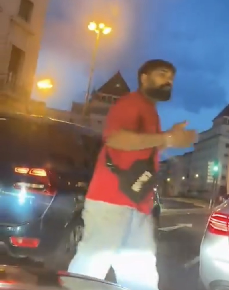 maisumcarneiro's tweet photo. Estes gajos andam muito à vontade. Este envolveu-se em problemas no trânsito em Lisboa com um português e saiu do carro a filmar armado em campeão.
Foi apanhá-lo à sarjeta. https://t.co/x1IIlzXwrQ
